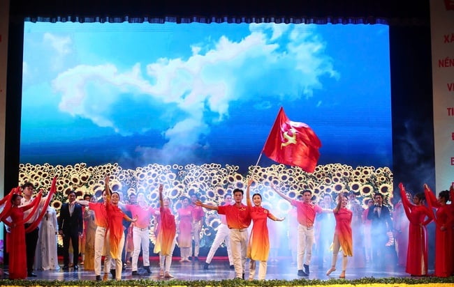 Rực rỡ chương trình nghệ thuật đặc biệt &quot;Ánh sáng và niềm tin&quot; chào mừng Đại hội đại biểu Đảng bộ Bộ VHTTDL nhiệm kỳ 2025–2030 - Ảnh 14.