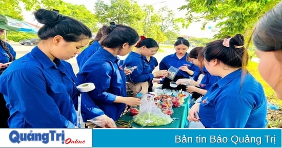 កញ្ចប់ផ្លែឈើត្រជាក់រាប់រយកញ្ចប់ដើម្បី "ត្រជាក់" បេក្ខជននៅទីតាំងប្រឡងនៃមហាវិទ្យាល័យអប់រំ Quang Tri