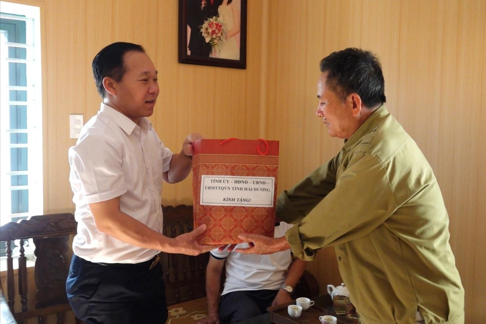 Kim Thành tặng quà gia đình chính sách tiêu biểu