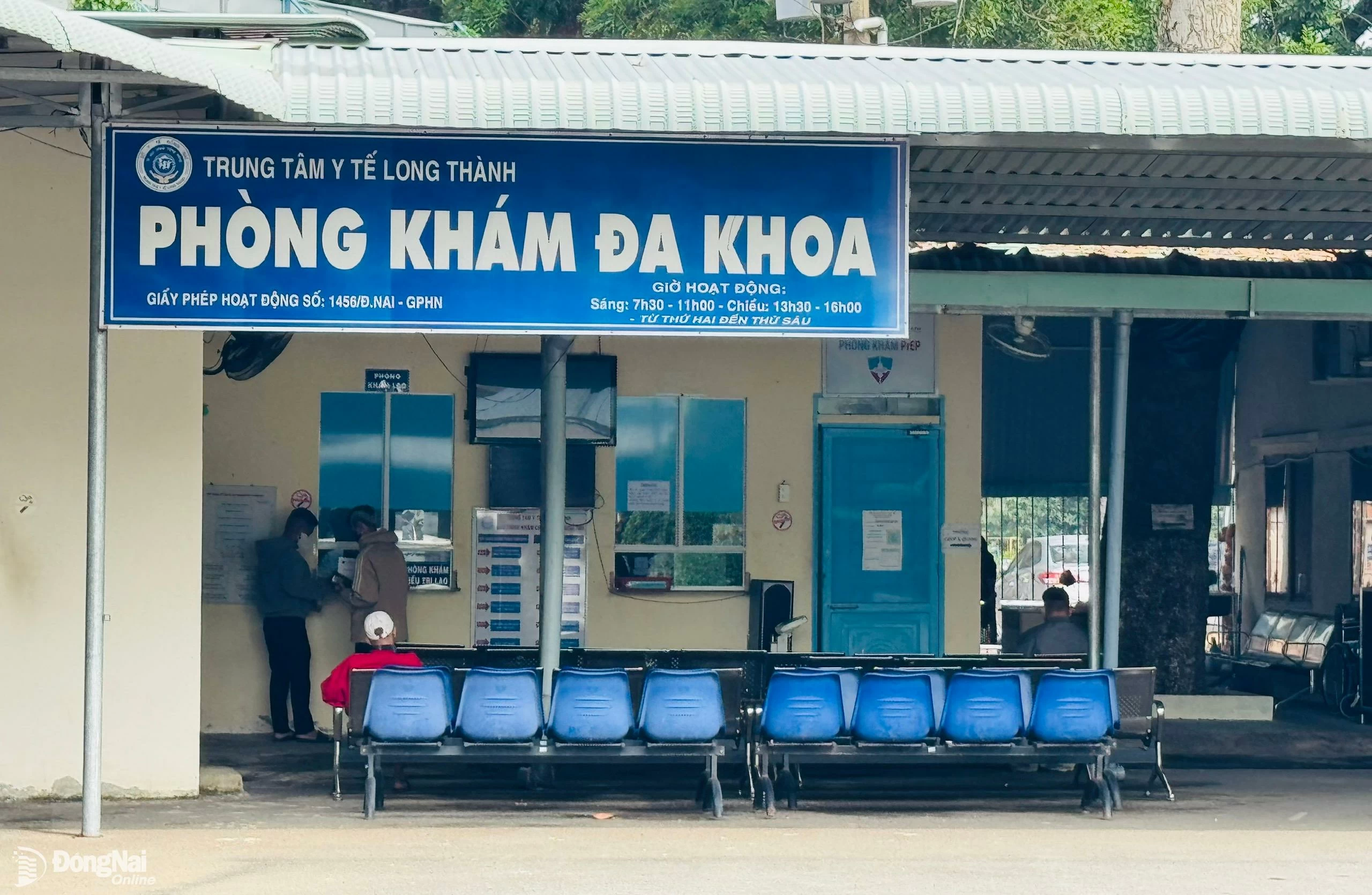 ប្រជាពលរដ្ឋ​ទៅ​ពិនិត្យ​សុខភាព​នៅ​មន្ទីរ​ពេទ្យ​ទូទៅ ក្រោម​មណ្ឌល​ពេទ្យ​ស្រុក Long Thanh។ រូបថត៖ Hanh Dung