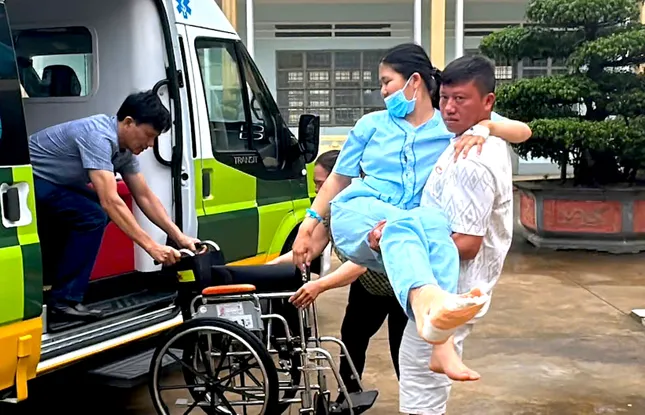 Nữ sinh gặp tai nạn nát cổ chân, đến điểm thi bằng xe cứu thương ảnh 4
