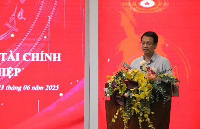 ông Phan Anh Linh - Giám đốc Trung tâm Chuyển đổi số và Công nghệ Xuất bản (Hội Xuất bản Việt Nam) nêu ra 5 “thử thách sinh tử”, đồng thời đưa ra định hướng chiến lược để vượt qua.