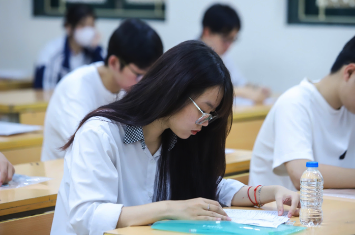 Kỳ thi THPT 2025: Thí sinh đến sớm dự thi ngữ văn, đón xem gợi ý giải đề- Ảnh 4.