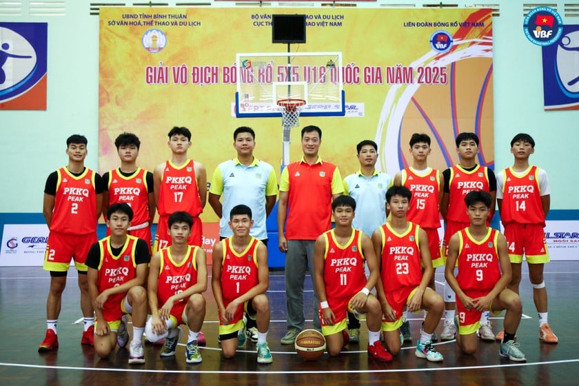 Thầy trò Đội bóng rổ U16 Quân chủng PK-KQ Peak Giải bóng rổ 5x5 U16 Vô địch Quốc gia 2025