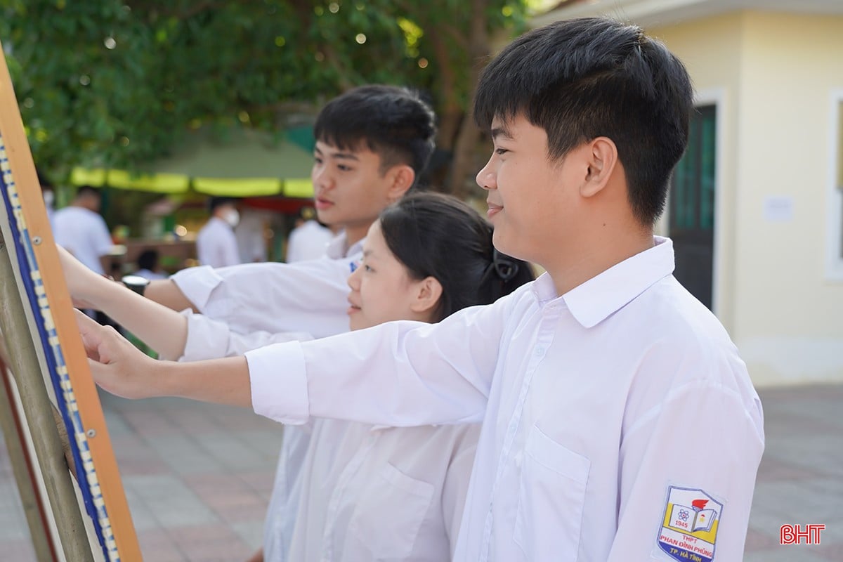 Thí sinh xem số báo danh tại điểm thi Trường THCS Nguyễn Du (TP Hà Tĩnh).