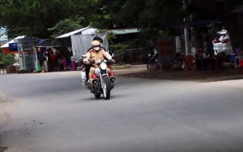  3 thí sinh ngủ quên được Cảnh sát đón đến trường thi bằng xe mô tô đặc chủng -1