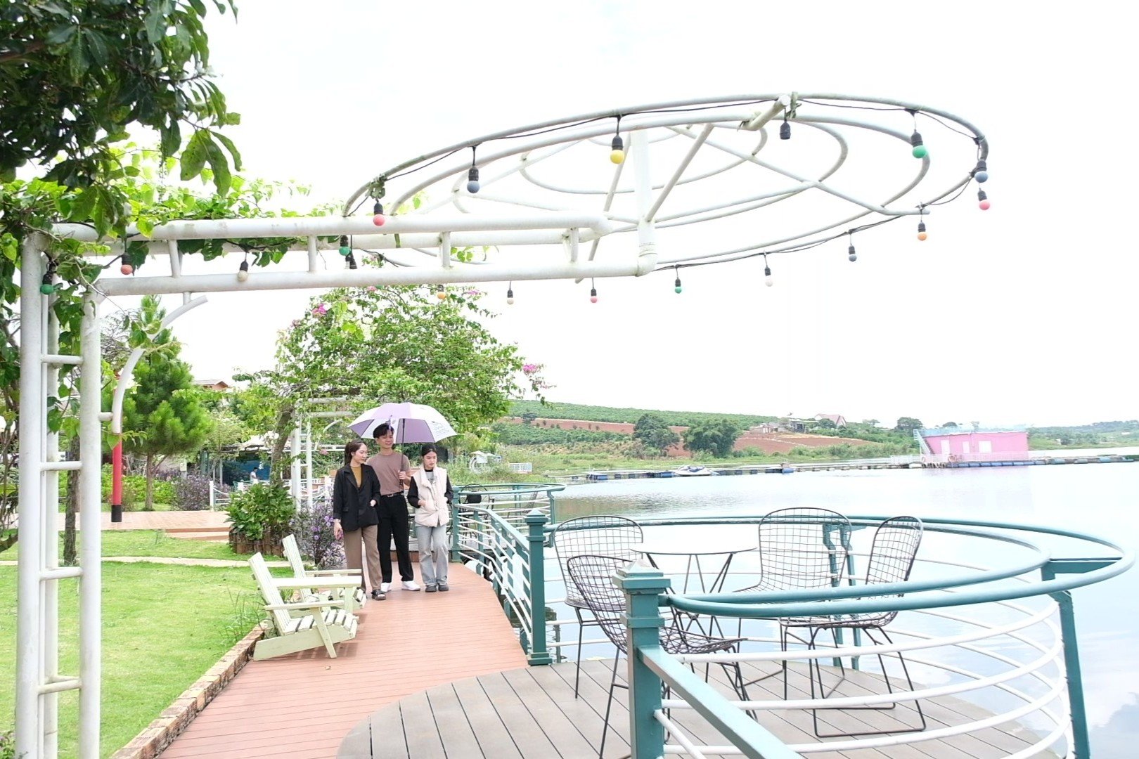 Không gian mở hướng hồ tại Lavela, xã Phúc Thọ là điểm đến nghỉ dưỡng kết hợp trải nghiệm cà phê và ẩm thực ngoài trời