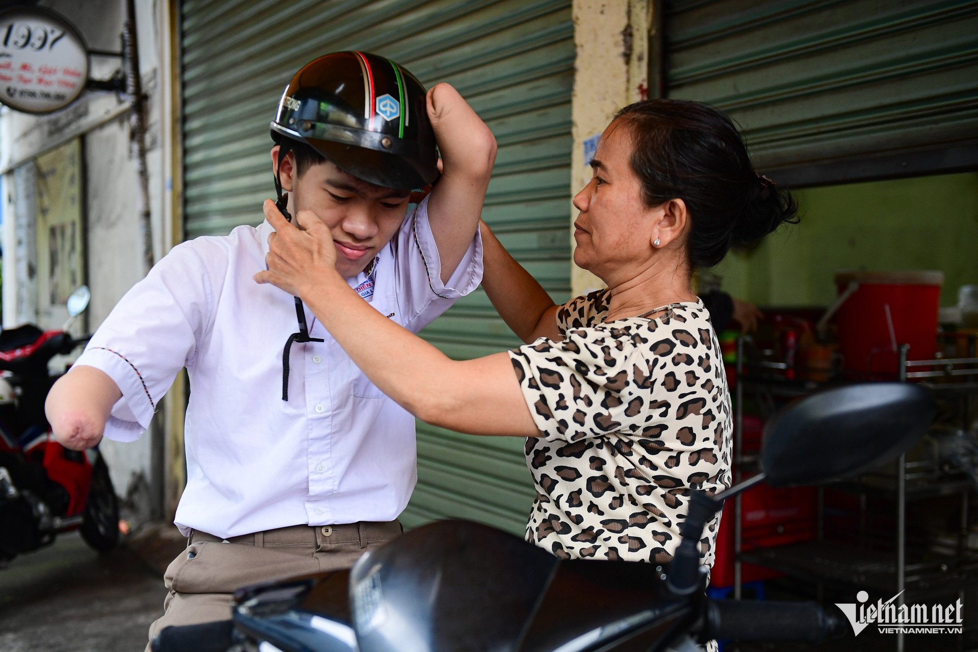 مدرسة نجوين هيو الثانوية W-HCMC 3.jpg