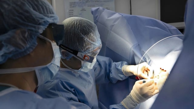 Bác sĩ: Bệnh trĩ trẻ hóa do thói quen ít uống nước, ăn đồ cay nóng - Ảnh 2.