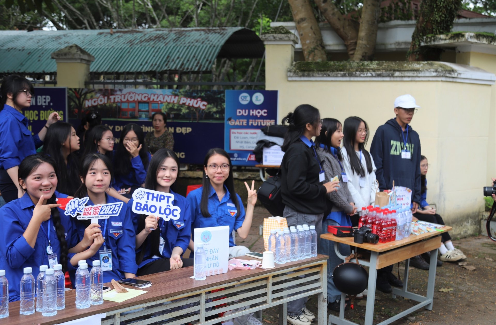 Các đội hình thanh niên tình nguyện có mặt tại các điểm thi trên địa bàn TP Bảo Lộc để tiếp sức cho thí sinh