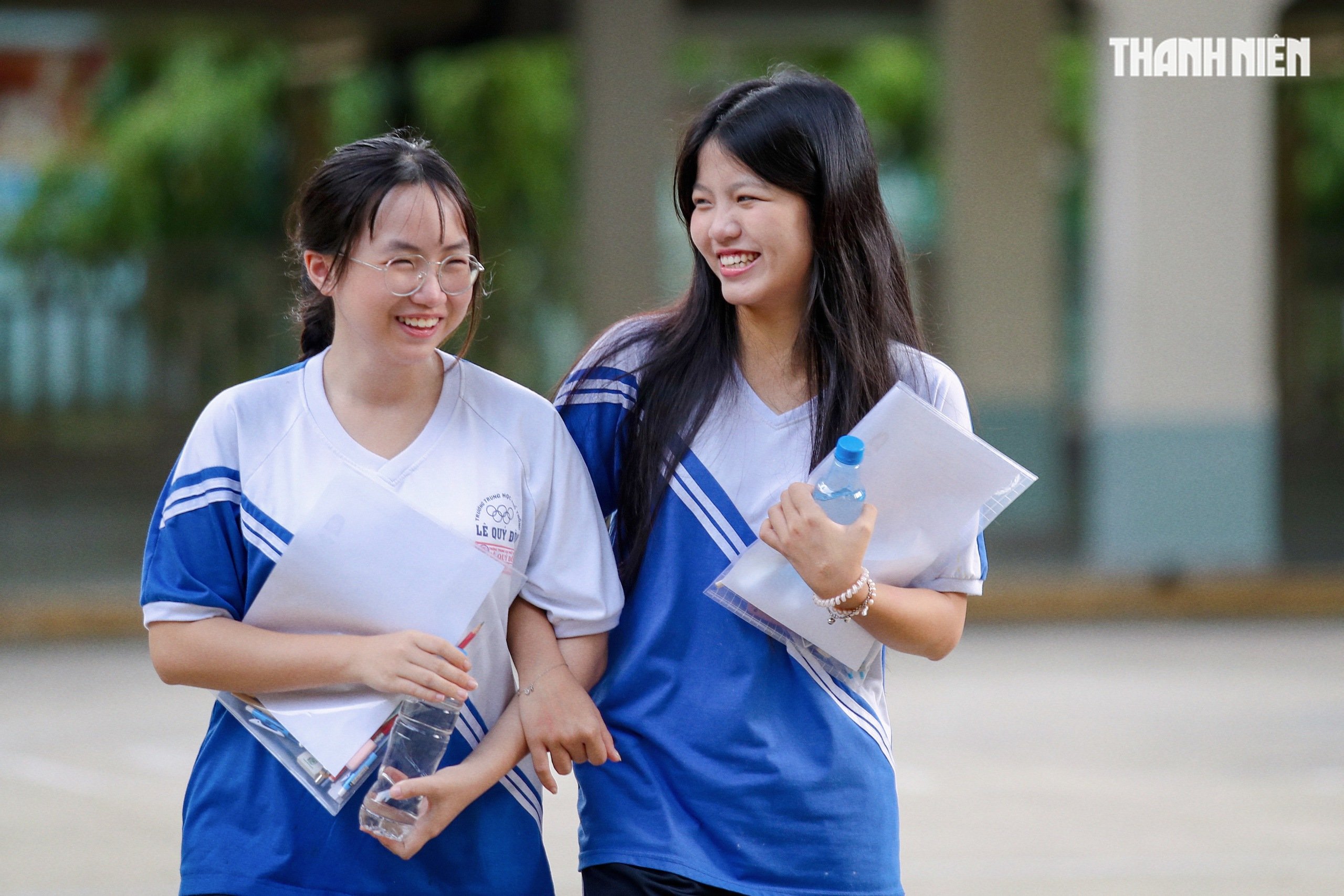 Imágenes emotivas de los candidatos en la ciudad de Ho Chi Minh en el primer día del examen de graduación de secundaria de 2025 - Foto 8.