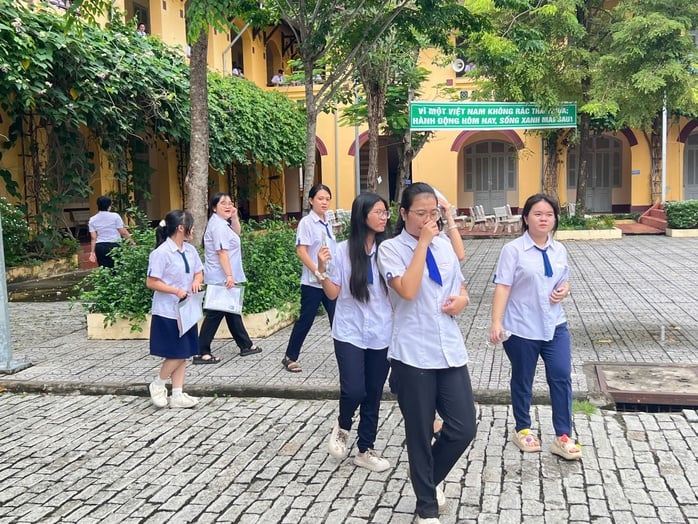 Thi tốt nghiệp THPT2025: Thí sinh làm bài thi môn toán, đón xem gợi ý giải đề - Ảnh 4.