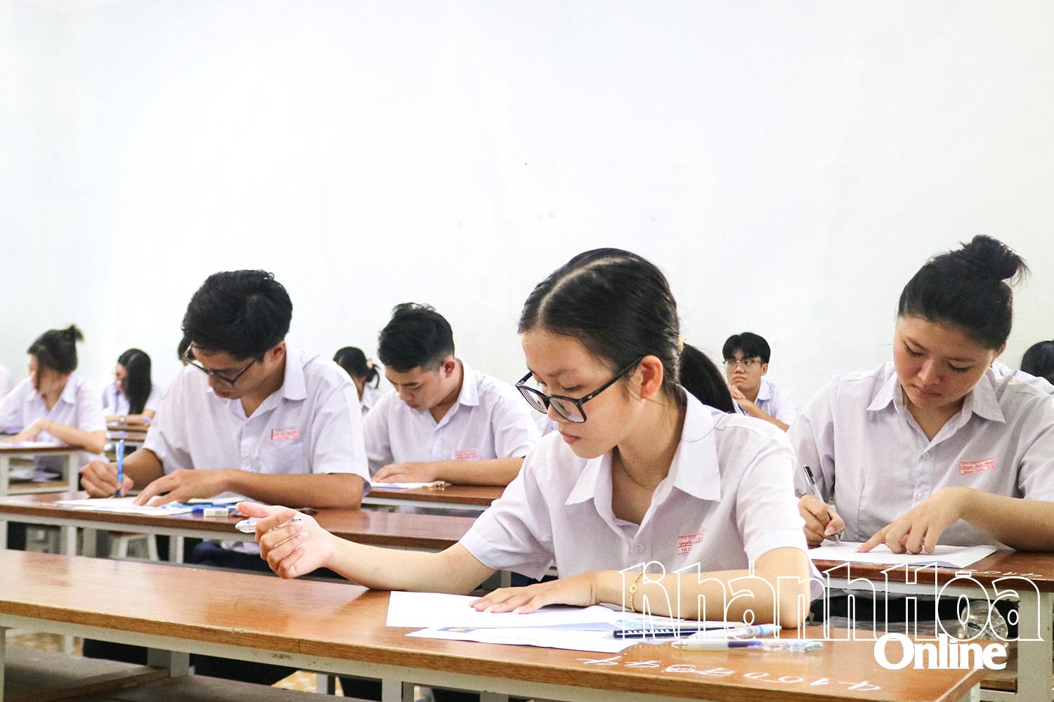 Thí sinh trước buổi thi môn Ngữ văn. Ảnh: K.D
