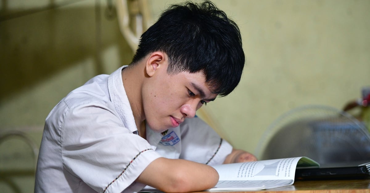 Gia Lam took the graduation exam, no hands but didn't want to bother the teachers to write the test for him.