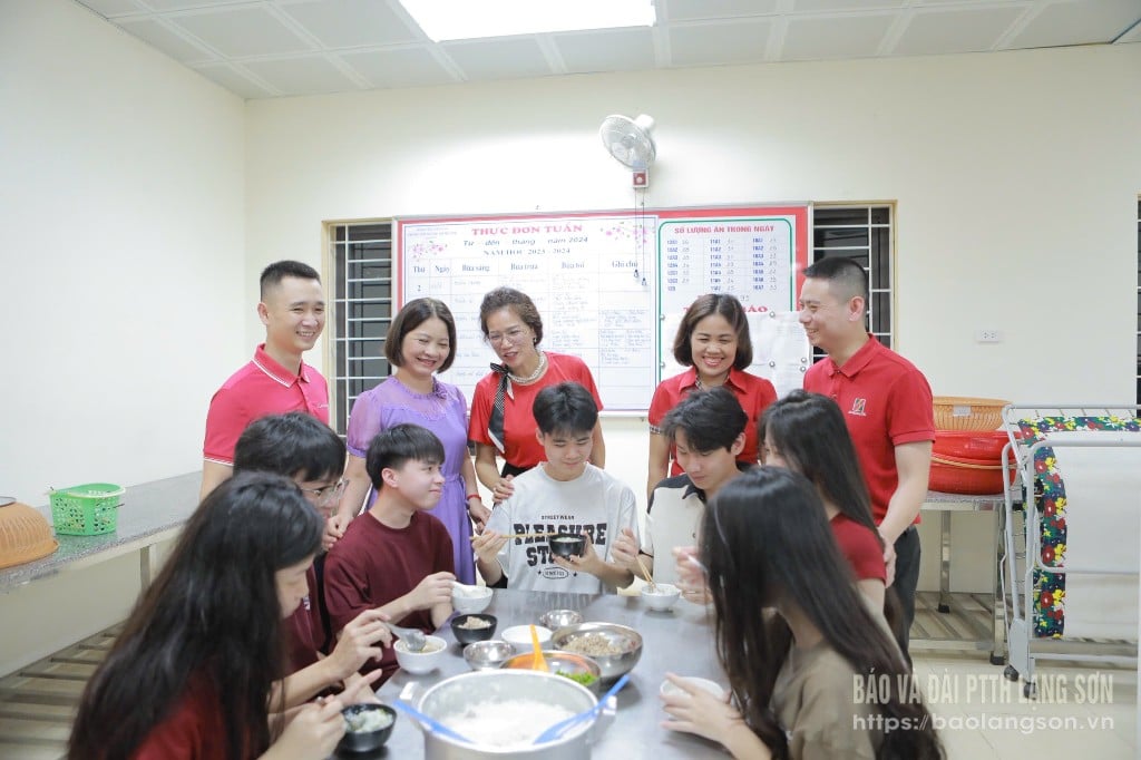 Lãnh đạo nhà trường và các đơn vị đồng hành động viên cho học sinh trước kỳ thi
