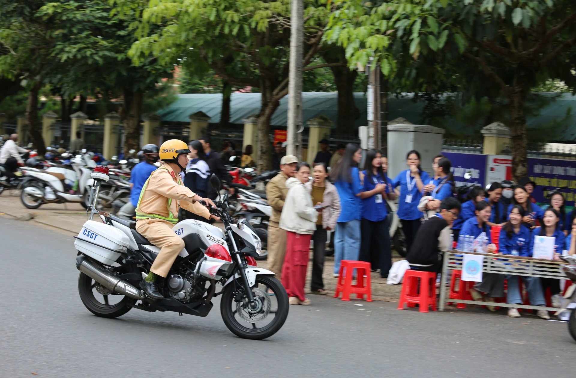 Lực lượng Cảnh sát Giao thông tham gia làm nhiệm vụ đảm bảo an toàn giao thông tại các điểm thi