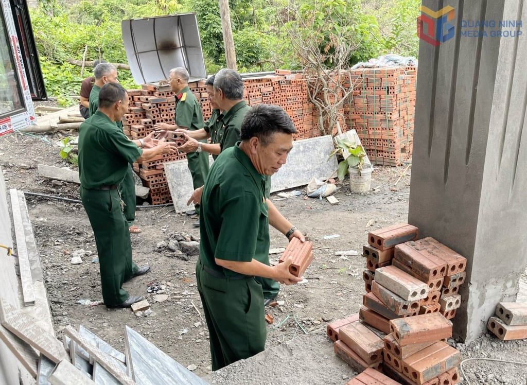 Members of the Veterans Association of Ha Phong Ward (Ha Long City) contributed working days to build a House of Solidarity for members in the ward.