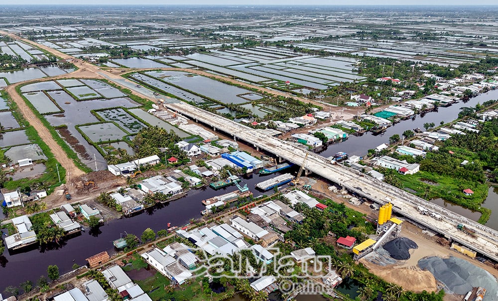 ការលើកកម្ពស់ និងប្រើប្រាស់គម្រោងសំខាន់ៗប្រកបដោយប្រសិទ្ធភាពនឹងបង្កើតសន្ទុះឈានទៅមុខសម្រាប់សេដ្ឋកិច្ចក្នុងស្រុក។ (រូបថត៖ Can Tho - Ca Mau Expressway ផ្នែក Ca Mau ឆ្លងកាត់ឃុំ Tan Phu ស្រុក Thoi Binh កំពុងមានរូបរាងជាបណ្តើរៗ)។