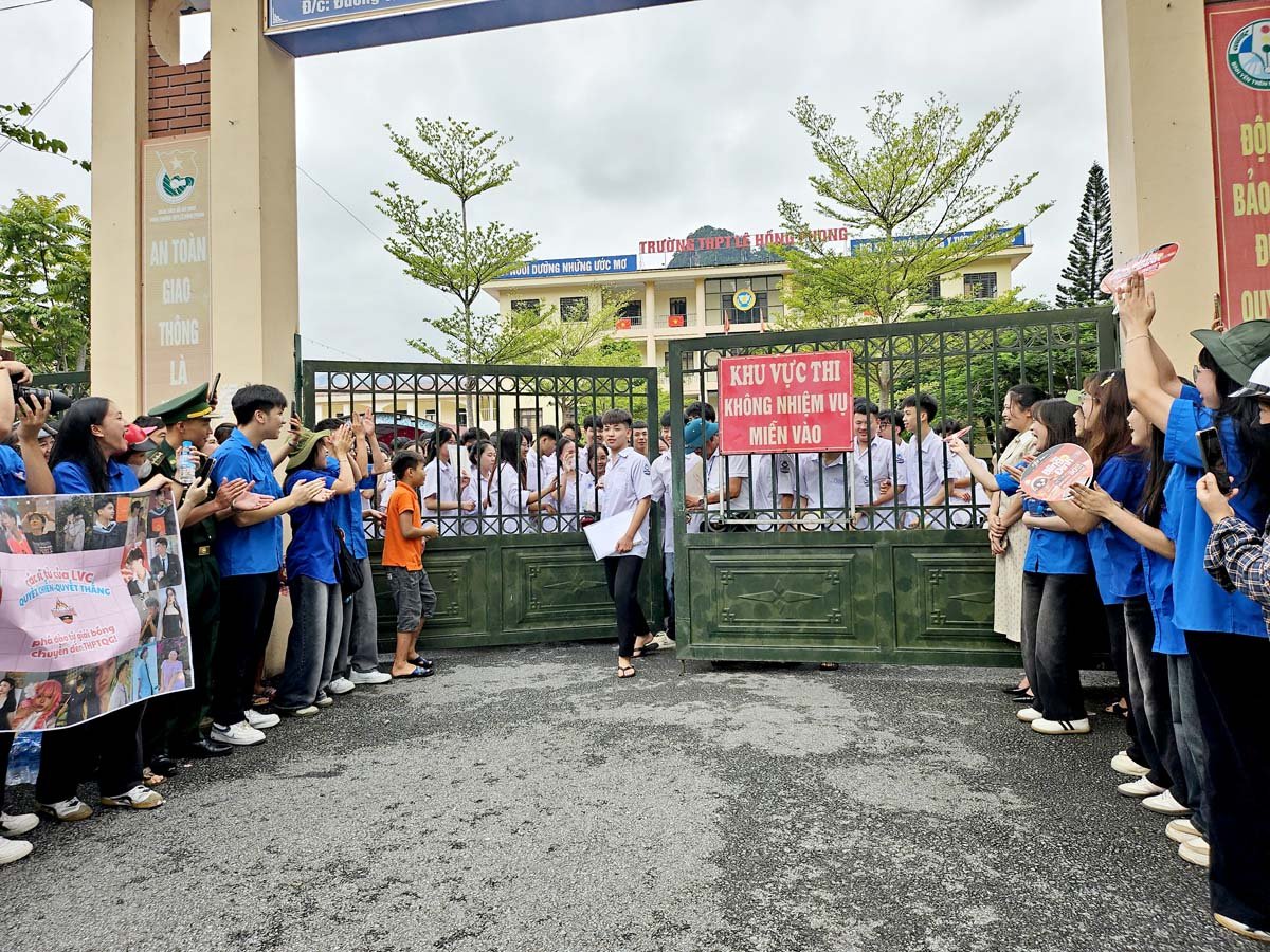 Thí sinh hoàn thành môn thi đầu tiên môn Ngữ Văn tại điểm thi Trường THPT Lê Hồng Phong, TP Hà Giang