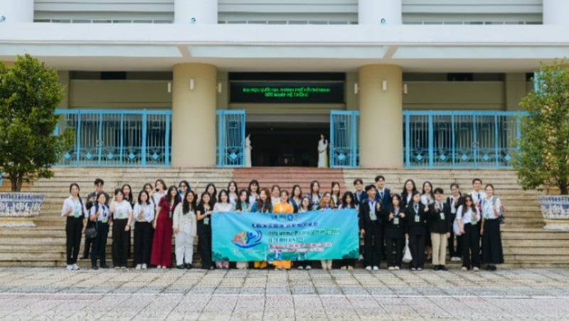 សិស្សានុសិស្សថតរូបអនុស្សាវរីយ៍។