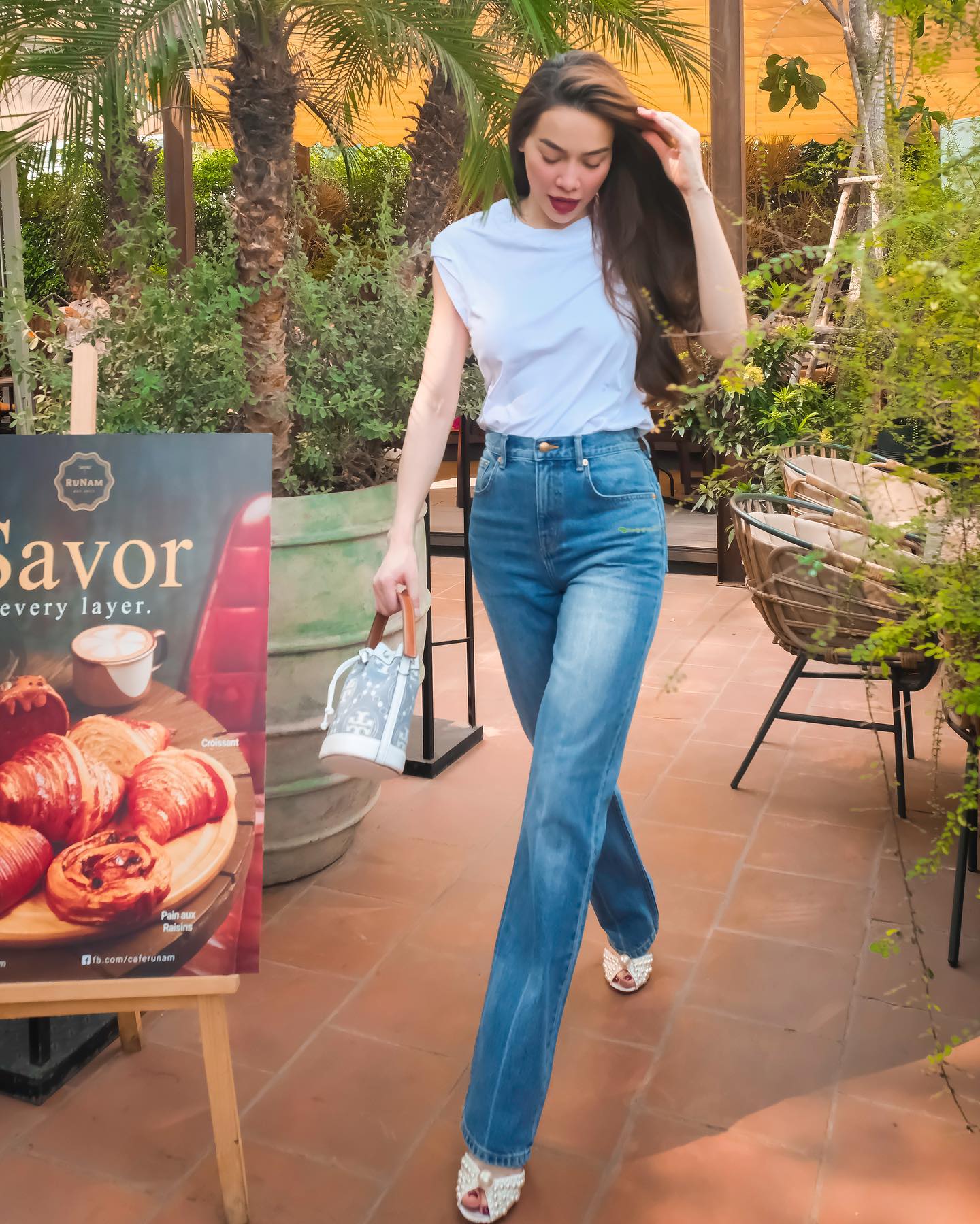 Quần jeans rất đơn giản nhưng sao Việt lại khéo mặc theo 10 cách long lanh, sang chảnh- Ảnh 10.