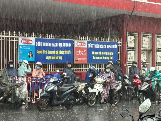ប៉ះរូបភាពឪពុកម្តាយនៅទីក្រុងហូជីមិញ រង់ចាំកូនៗប្រឡងបាក់ឌុប រូបថតទី៣