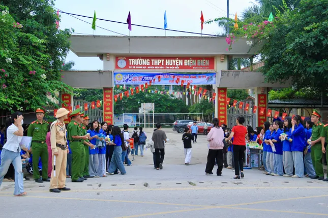 សិស្សជិត 1.15 លាននាក់ឆ្លងផុតការប្រឡងចក្រពត្តិ៖ សំណួរប្រឡងផ្ទាល់ ដោះស្រាយសំណួរអក្សរសាស្ត្រ រូបថត 21