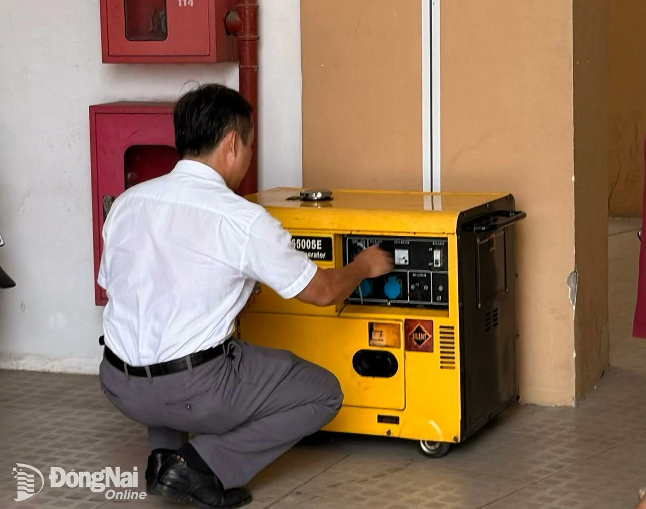 មន្ត្រី​ប្រឡង​ជាប់​វិទ្យាល័យ Chu Van An ពិនិត្យ​ម៉ាស៊ីន​ភ្លើង​បម្រុង​ក្នុង​ករណី​ដាច់​ភ្លើង។ រូបថត៖ Cong Nghia