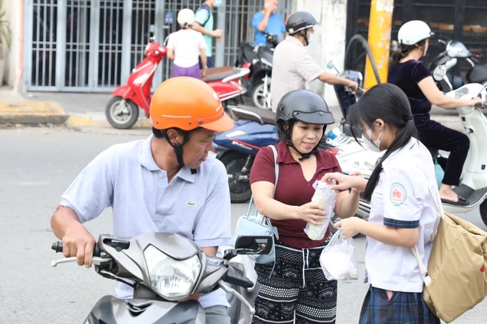 Tốt nghiệp THPT 2025: Nhiều sĩ tử mong đề thi ngữ văn nói về công nghệ, AI- Ảnh 1.