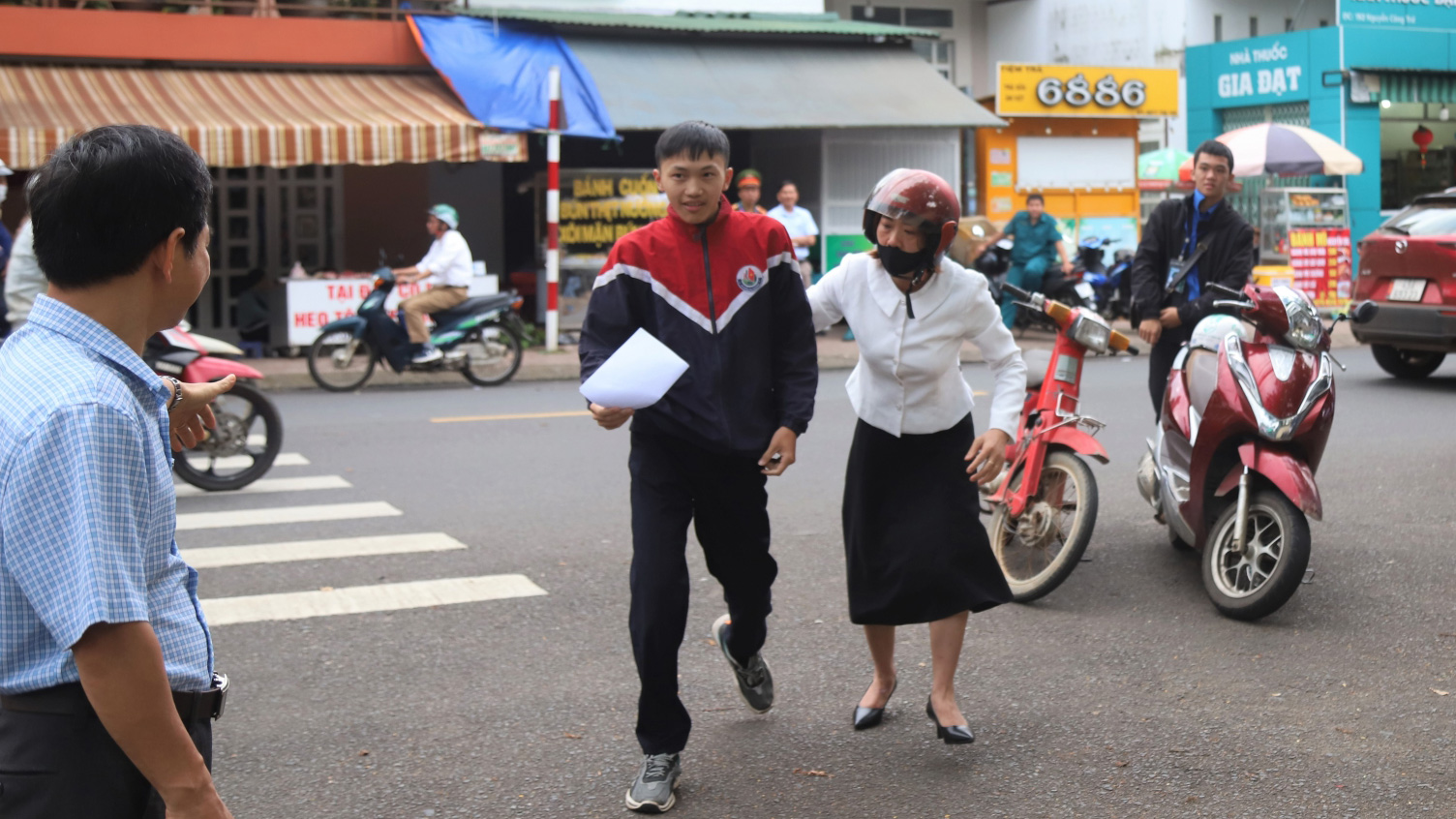 Bao Loc: When it was time to enter the exam room, the teacher was worried and drove his motorbike to the student's house to support them.