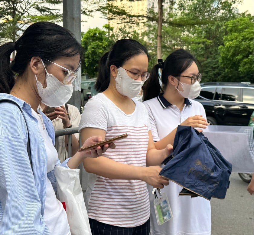 Nhiều phụ huynh sau khi con vào phòng thi vẫn nán lại để chờ đến khi bắt đầu tính giờ làm bài mới yên tâm ra về.