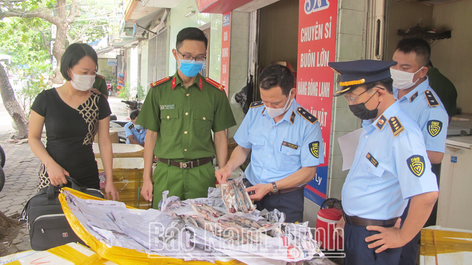 Lực lượng chức năng phối hợp kiểm tra hàng hóa tại tổng kho trên địa bàn thành phố Nam Định.