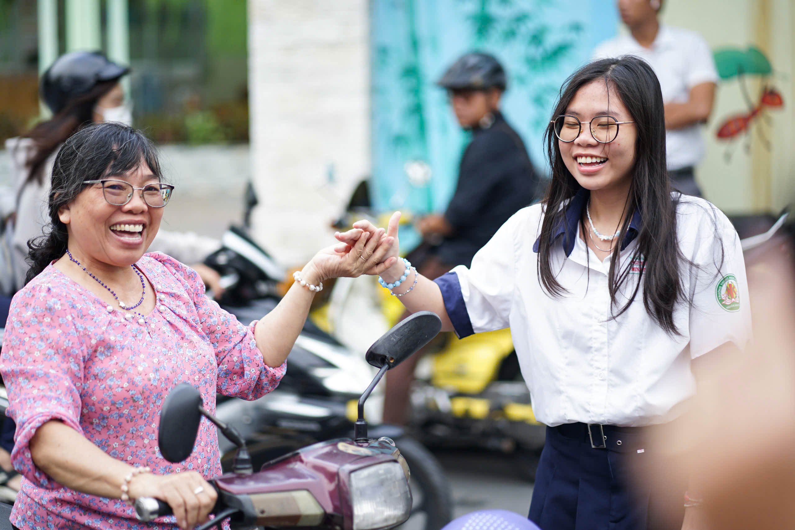 Thi tốt nghiệp THPT 2025: Khoảnh khắc "tan chảy" của thí sinh và phụ huynh trước "giờ G" - Ảnh 5.