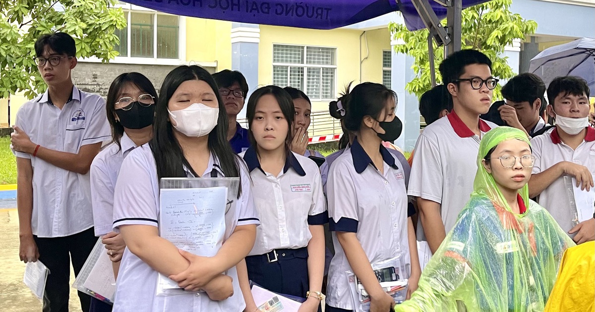 High School Graduation Exam 2025: Candidates come home in the rain, sad because of difficult math questions