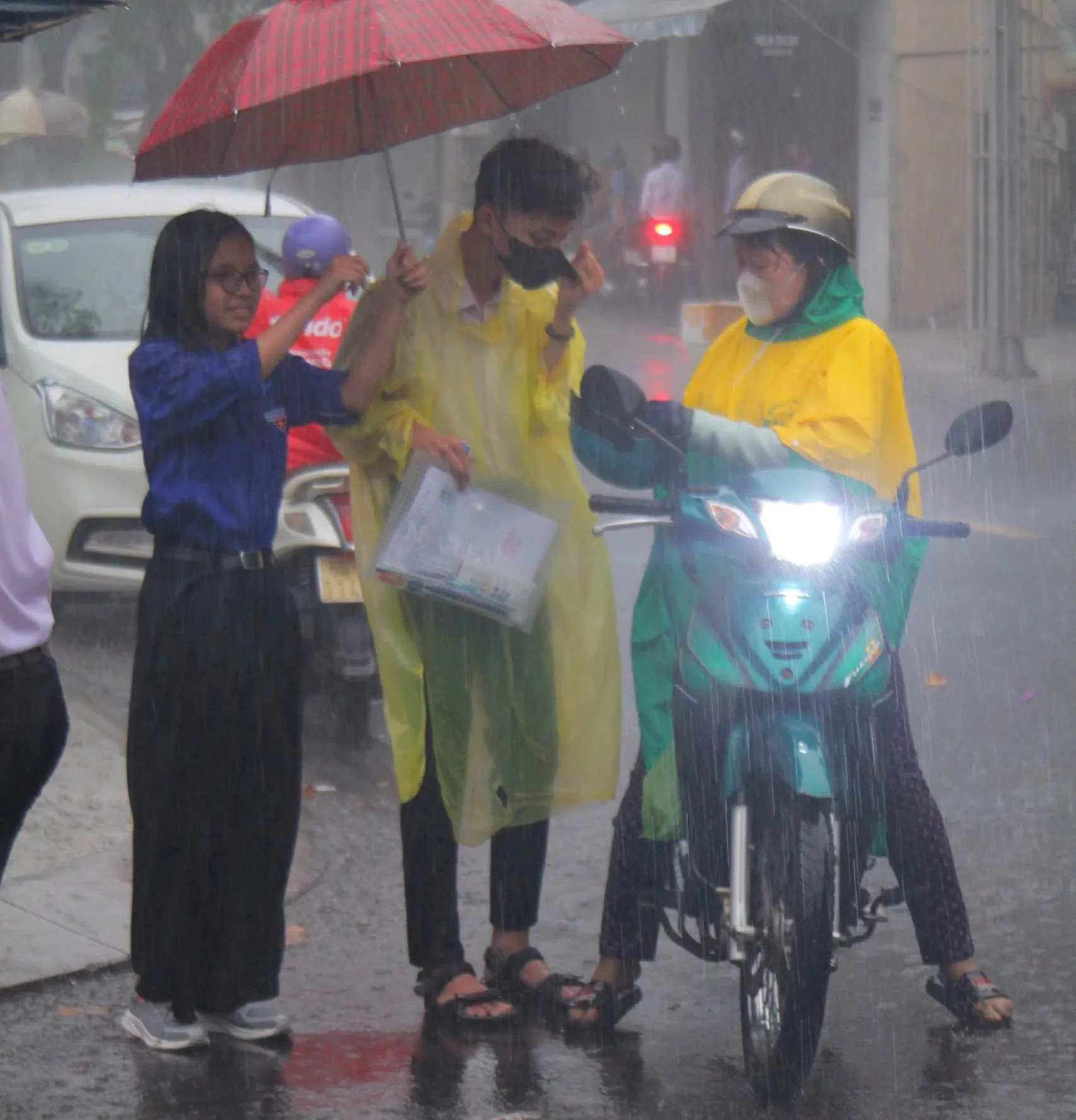 Tình nguyện viên dầm mưa hỗ trợ thí sinh ảnh 2