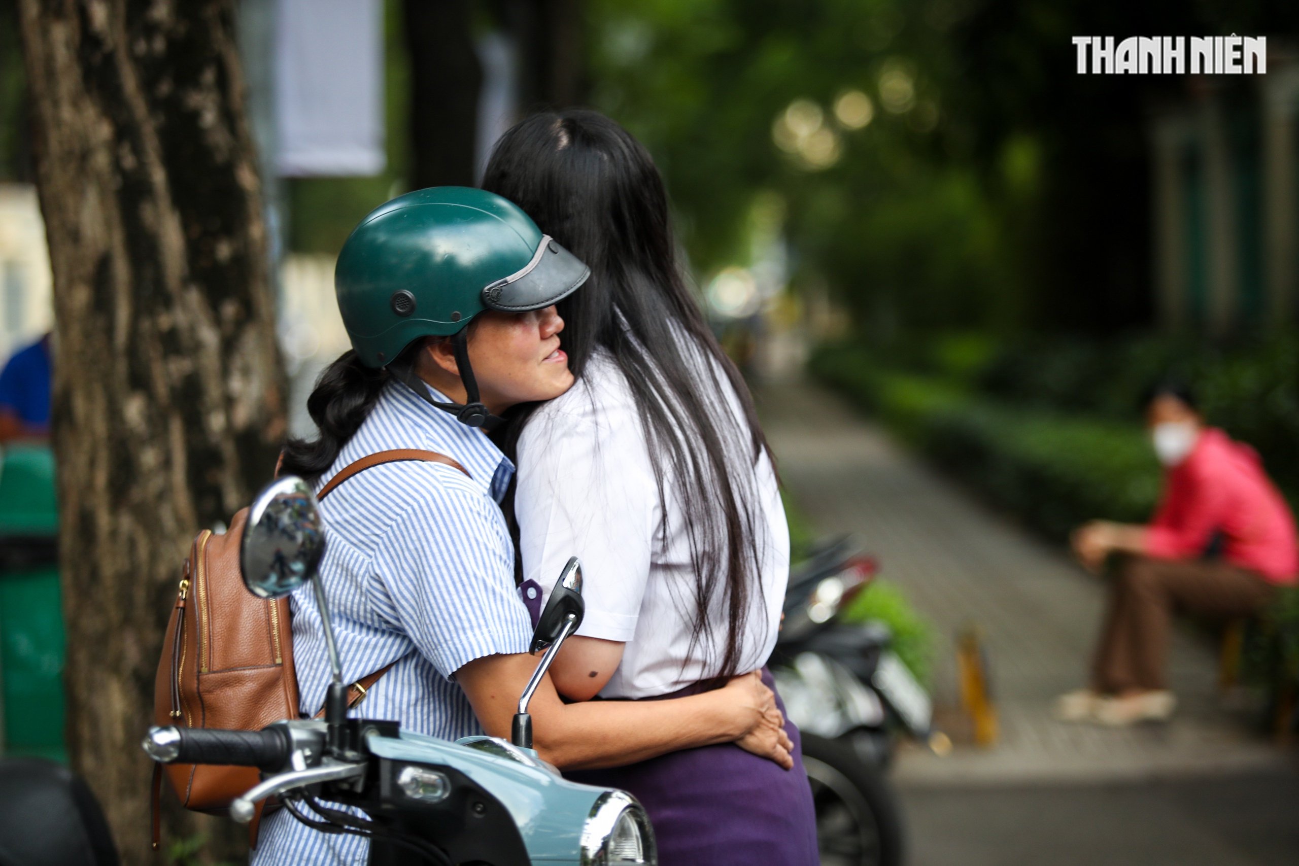 Imágenes emotivas de los candidatos en la ciudad de Ho Chi Minh en el primer día del examen de graduación de secundaria de 2025 - Foto 4.