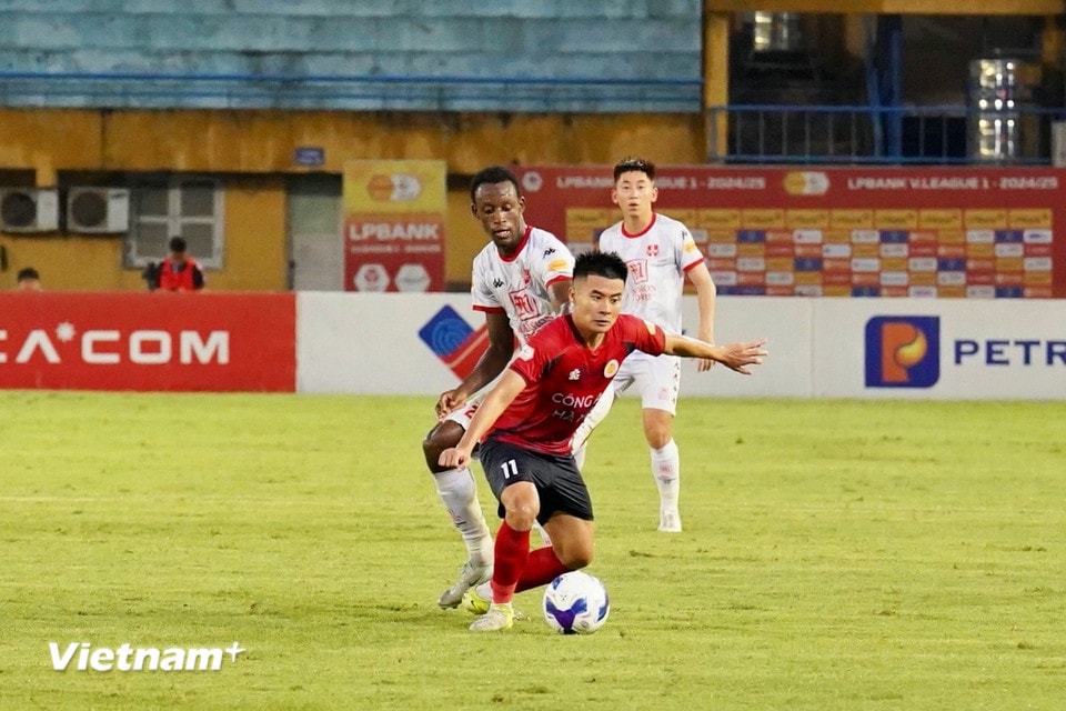 Giap Tuan Duong (red shirt) doubled the gap for the Police Team in the 35th minute. (Photo: Minh Thu/Vietnam+)