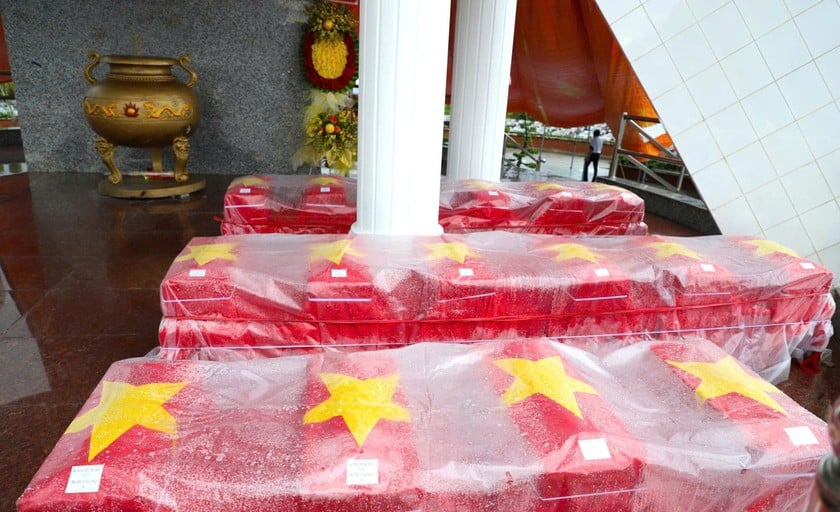 Hình ảnh trang trọng trong Lễ truy điệu và an táng hài cốt liệt sĩ quân tình nguyện và chuyên gia Việt Nam hy sinh trong các thời kỳ chiến tranh tại Campuchia và trong nước