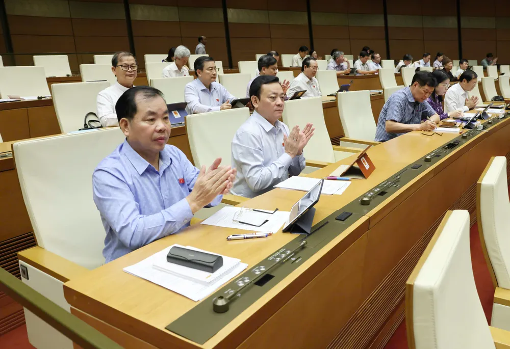 Các đại biểu Quốc hội tán thành thông qua Luật Bảo vệ dữ liệu cá nhân. Ảnh: QUANG PHÚC