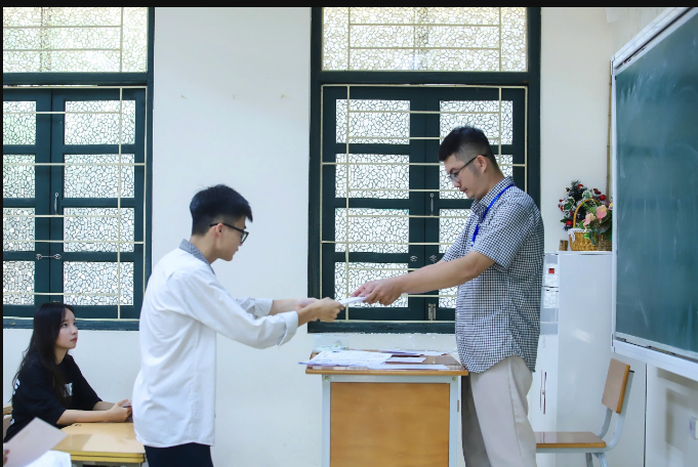 Kỳ thi THPT 2025: Thí sinh đến sớm dự thi ngữ văn, đón xem gợi ý giải đề- Ảnh 3.