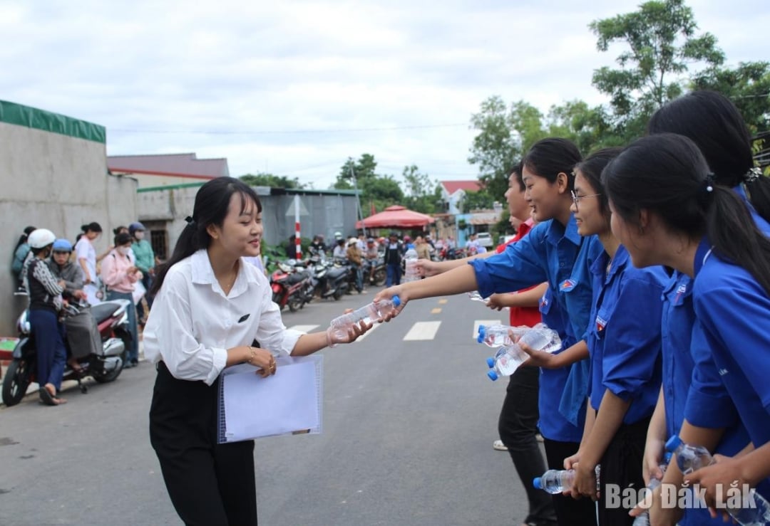Tình nguyện viên tham gia hỗ trợ thí sinh tại Điểm thi Trường THPT Ea Súp.