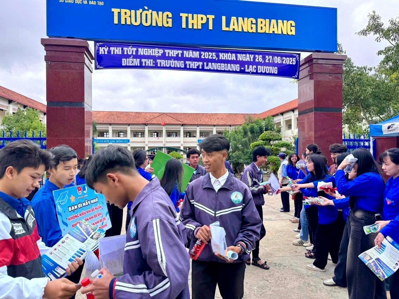 อาสาสมัครแจกเครื่องดื่มฟรีให้กับผู้สมัคร