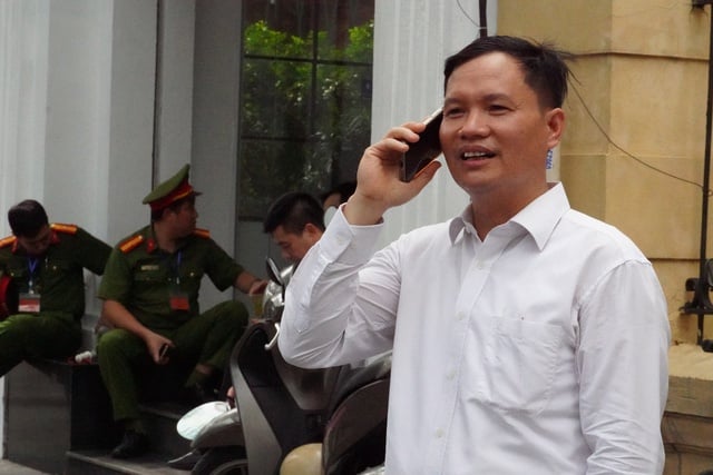 Thầy cô đến trường thi điểm danh từng học trò của mình, lo các em đến muộn- Ảnh 2.