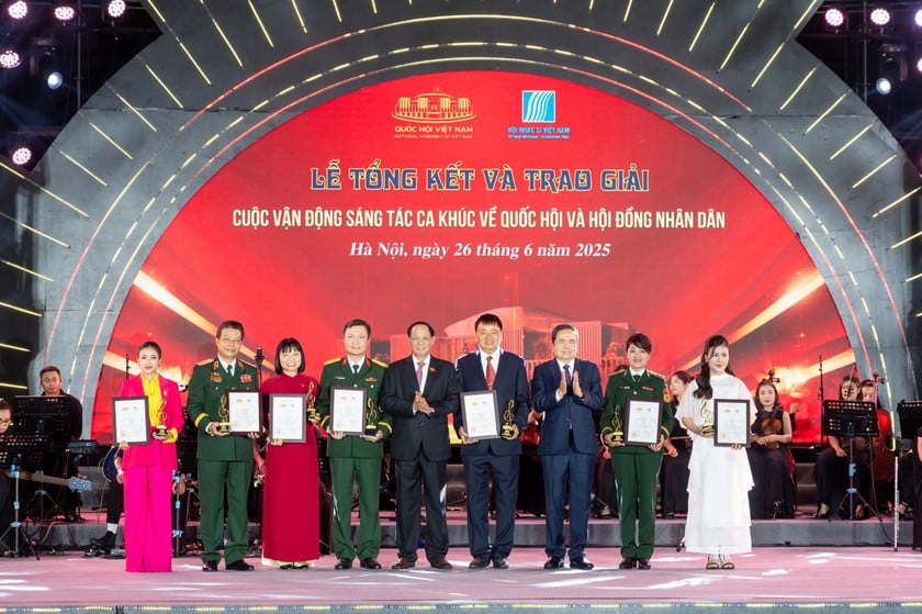 Chủ tịch QH Trần Thanh Mẫn và Phó Chủ tịch QH Trần Quang Phương trao giải cho 5 tác giả, nhóm tác giả đoạt giải B. (Ảnh: Cổng TTĐTQH)