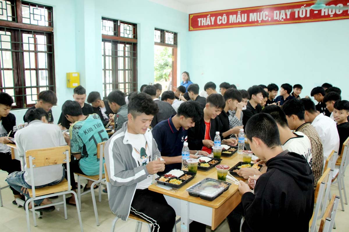 Candidates happily enjoyed free meals supported by Quan Ba ​​District Youth Union on the first day of the exam.