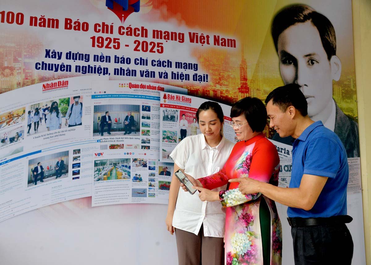 Cán bộ các cơ quan, đơn vị trong tỉnh quan tâm, theo dõi các thông tin sáp nhập đơn vị hành chính cấp tỉnh và cấp xã.