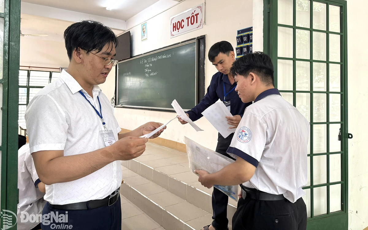 Thí sinh tại điểm thi Trường THPT Nguyễn Trãi được gọi vào phòng thi. Ảnh: Hạnh Dung
