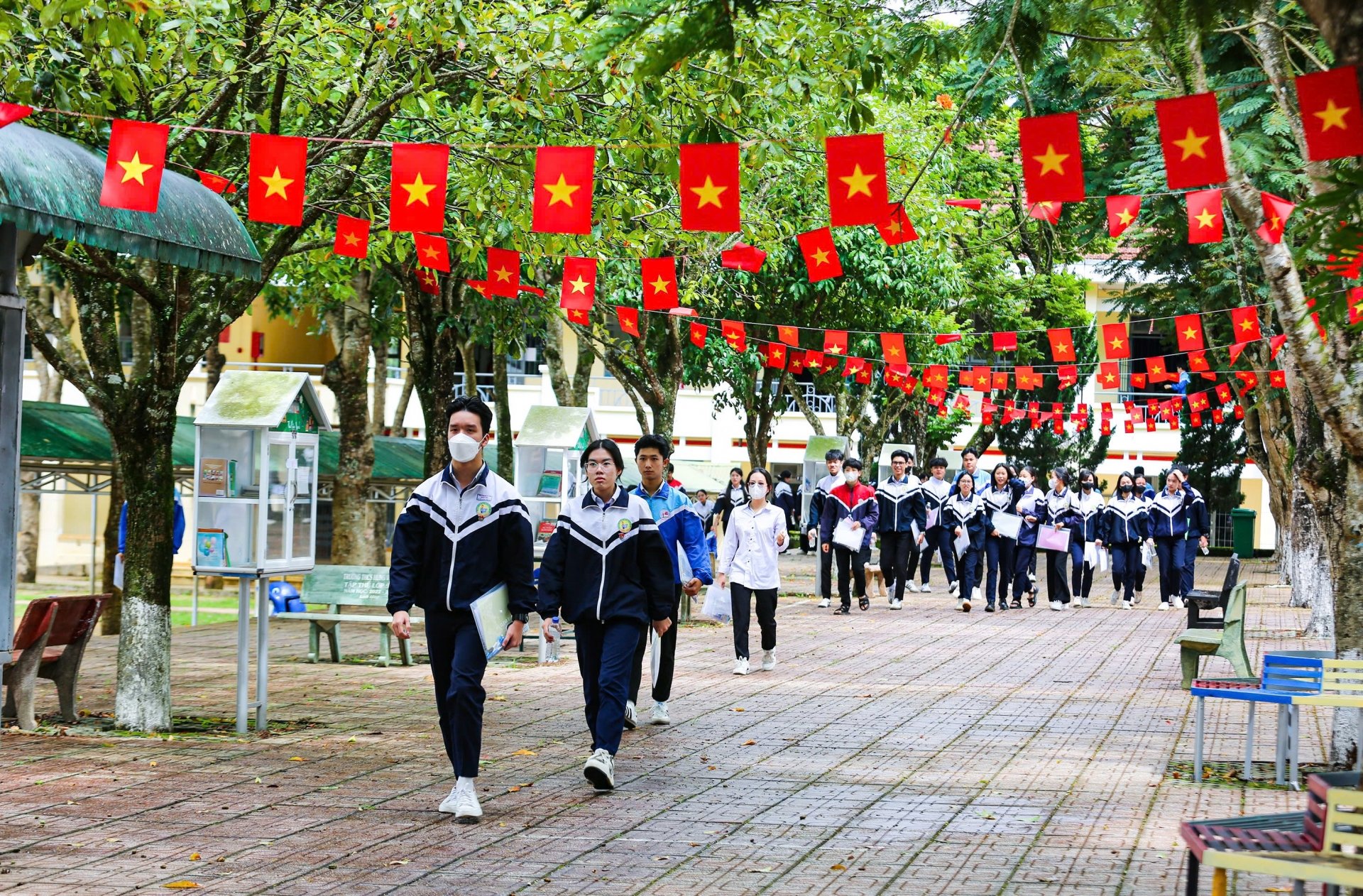 Các thi sinh tại điểm thi trường THCS Hùng Vương (TP Bảo Lộc) vui tươi khi kết thúc môn thi Ngữ Văn