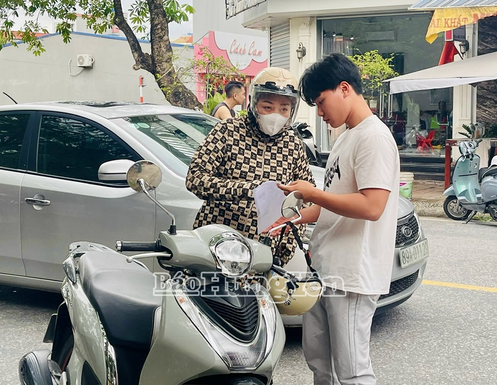 Thí sinh được người nhà đưa đến điểm thi, dặn dò, động viên trước khi vào phòng thi (Ảnh chụp tại điểm thi THPT Chuyên Hưng Yên)