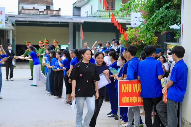 សិស្សជិត 1.15 លាននាក់ឆ្លងផុតការប្រឡងចក្រពត្តិ៖ សំណួរប្រឡងផ្ទាល់ ដោះស្រាយសំណួរអក្សរសាស្ត្រ រូបថត 22